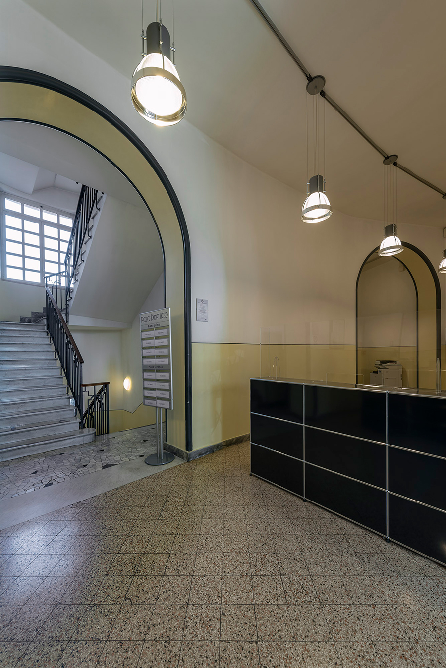 La reception della On Zon Su School di Roma sede dei corsi professionali di riflessologia plantare on zon su
