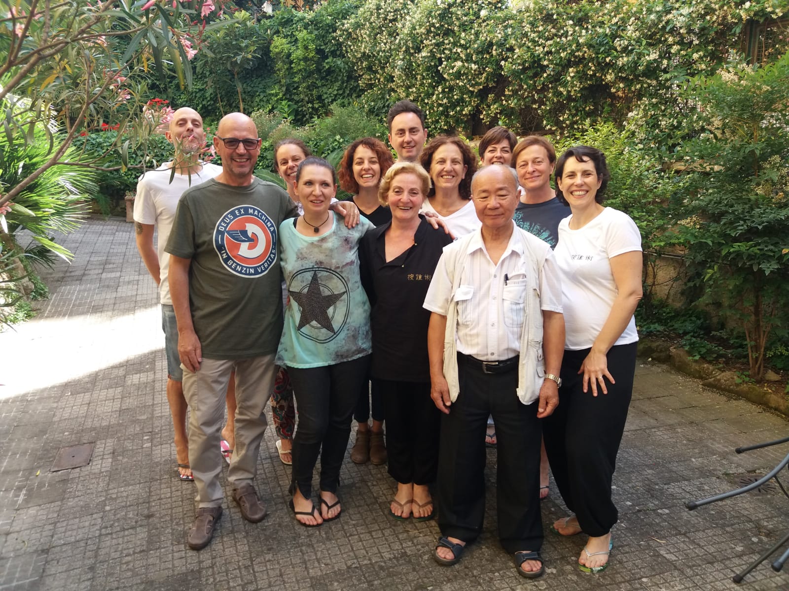 Immagine che riprende un gruppo di studenti della On Zon Su School che hanno appena terminato il corso di riflessologia plantare professionale di Roma