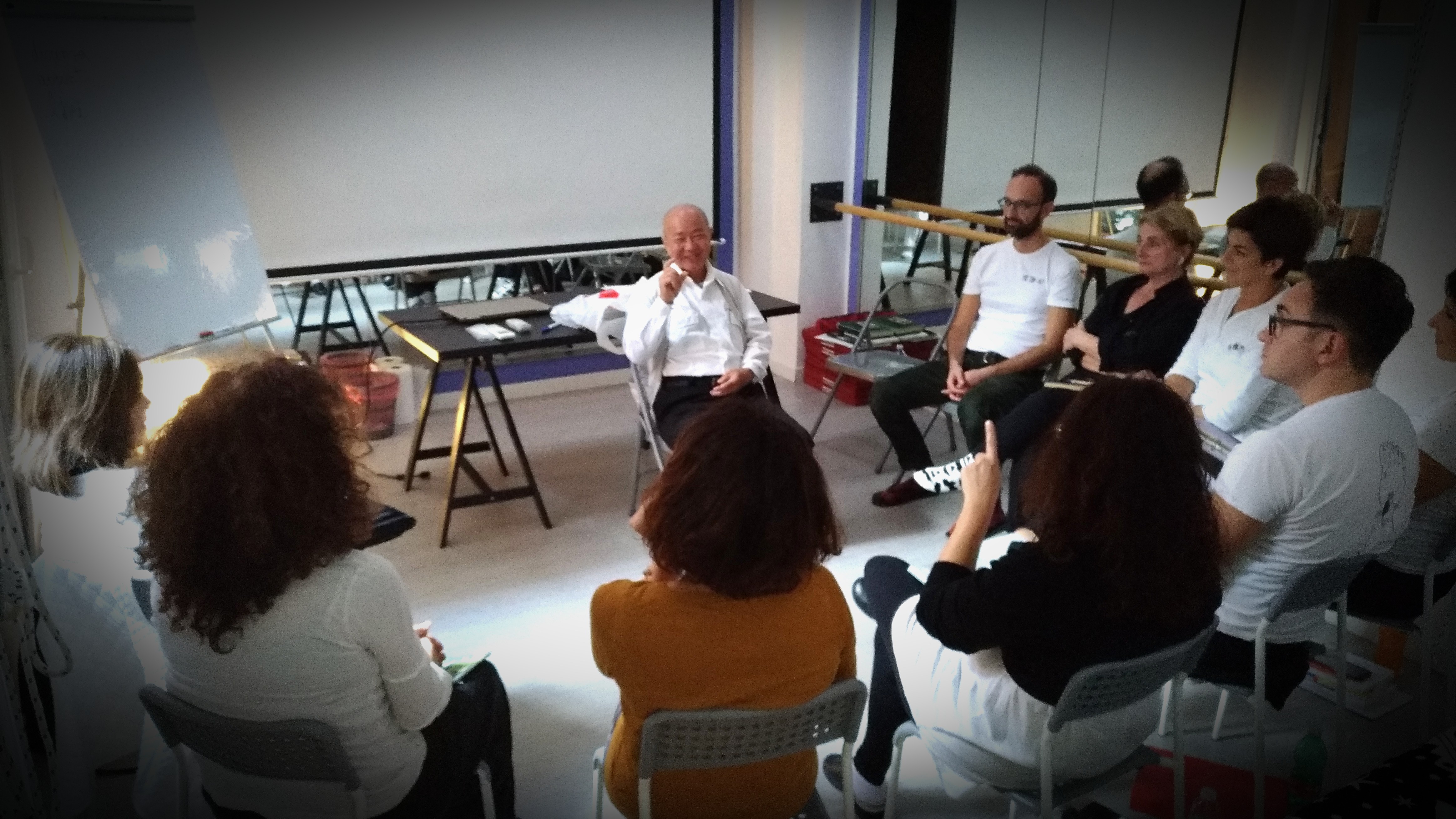 Aspiranti riflessologi al corso di riflessologia plantare di Roma durante una lezione teorica