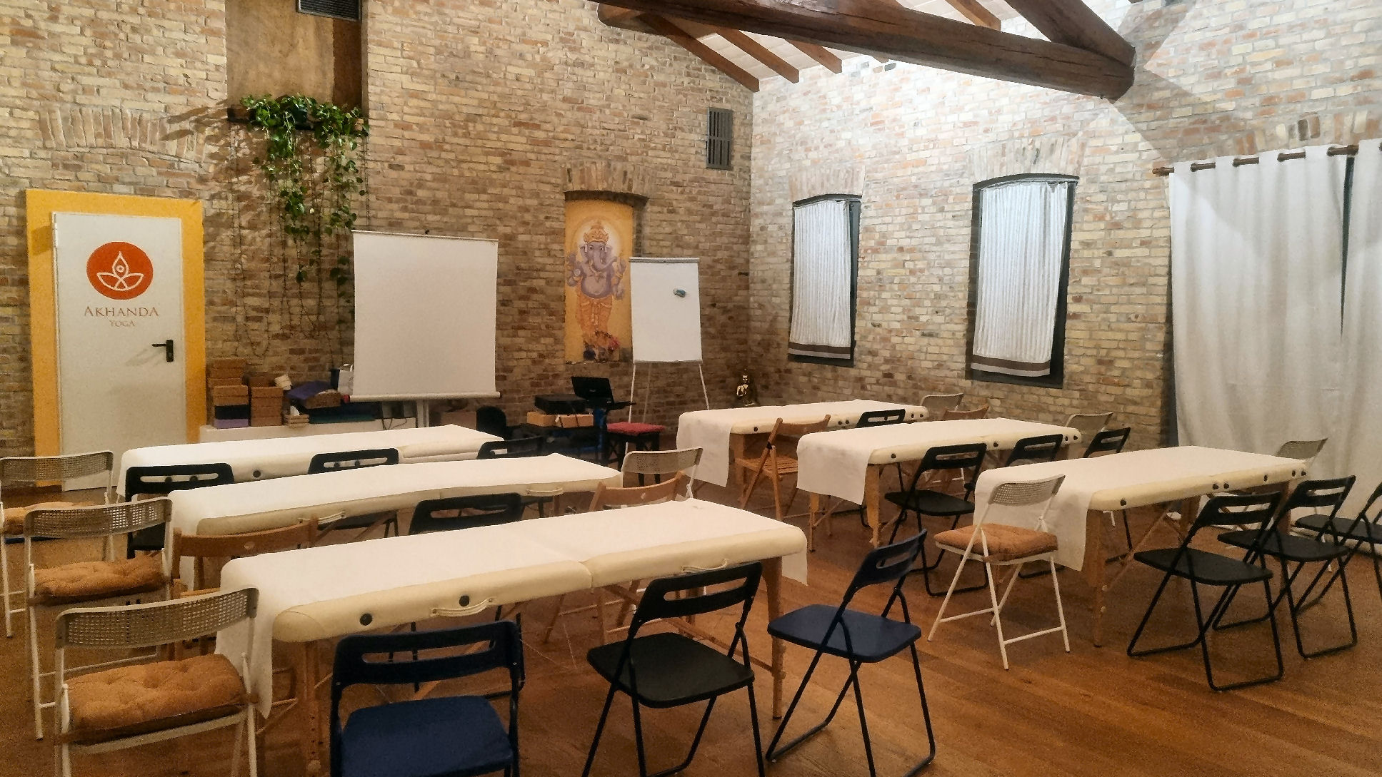 Aula corsi di riflessologia plantare On Zon Su con lettini per formazione teorico pratica