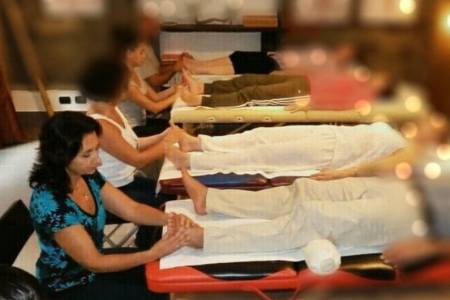 Gruppo di studenti On Zon Su School durante prove pratiche al corso di riflessologia plantare a Pistoia