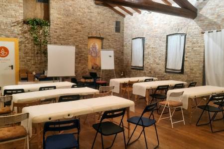 Aula corsi di riflessologia plantare On Zon Su con lettini per formazione teorico pratica